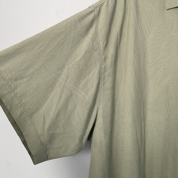 Tommy Bahama Short Sleeve button down Silk - Picture 4 of 8